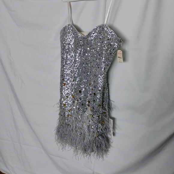 La Femme NWT $450 Silver Sequin Feather Mini Dress Size 12 Prom Cocktail Glam - Picture 7 of 10